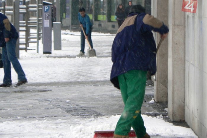 Ilustračný obrázok k článku V Petržalke začína zimná údržba. Mapa pomôže obyvateľom lepšie sa orientovať, kto sa má postarať o čistotu na ulici